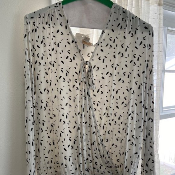 Finn's Grace Medium top - Picture 1 of 6